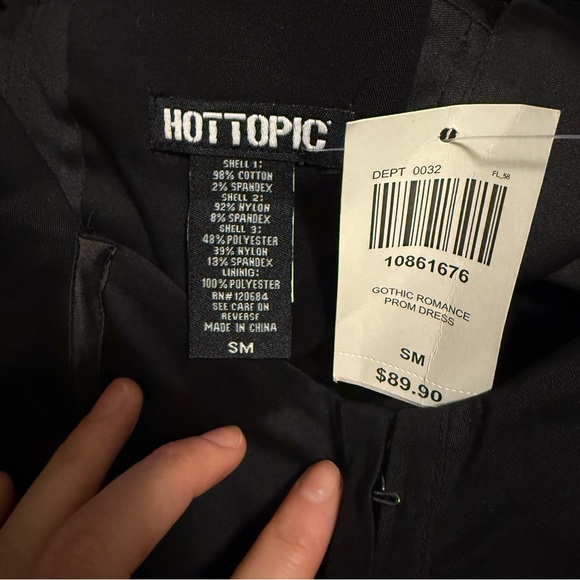 Hot Topic Black Lace Long-Sleeve
Velvet Hi-Low Gown (Prom Collection 2017) - Picture 9 of 10